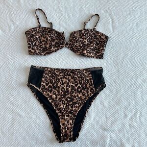 hi cut cheeky bottoms + bandeau top w removable straps
XXL top
XL bottom